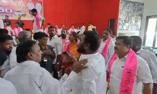 A BRS activist questioning the party leaders at the party meeting in Karimnagar on Monday