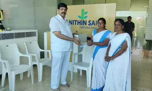 Former MLA Gonuguntla Suryanarayana donates Rs. 50,000 to Asha workers protest