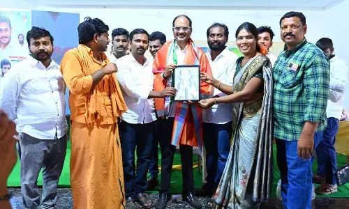 Jagananna College captain program organised in Nandikotkuru