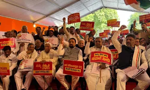 Protest in New Delhi against Centers injustice in distribution of taxes to the state