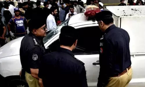 Violence mars Pakistan polls, five cops killed