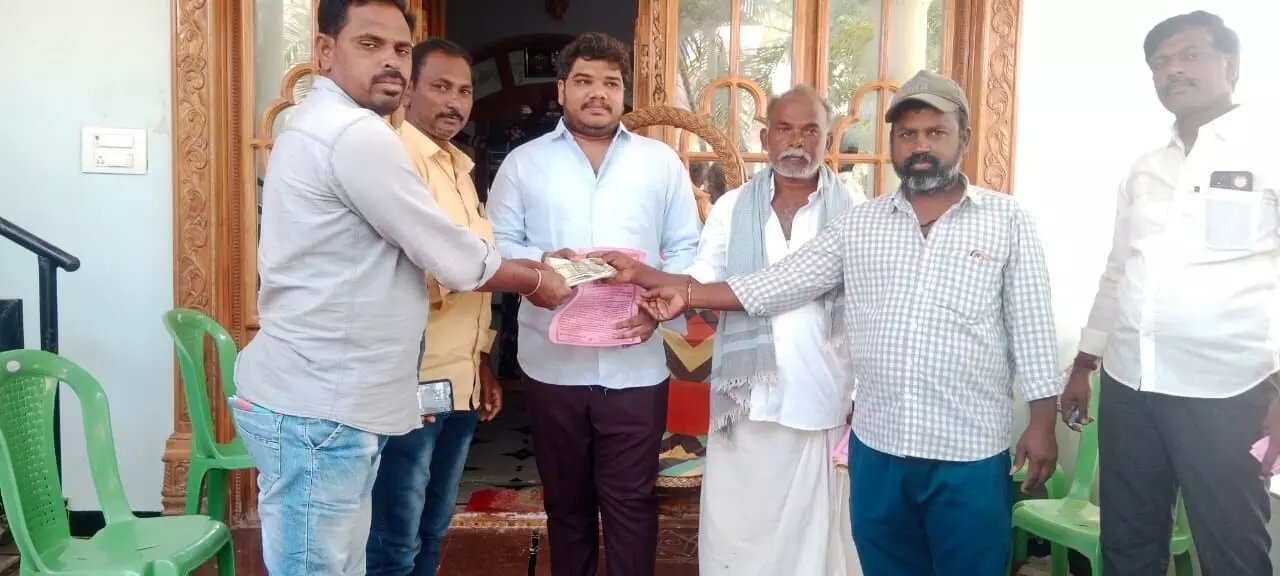 Manne Subbareddy donates Rs. 25,000 to villagers of Bukkapuram
