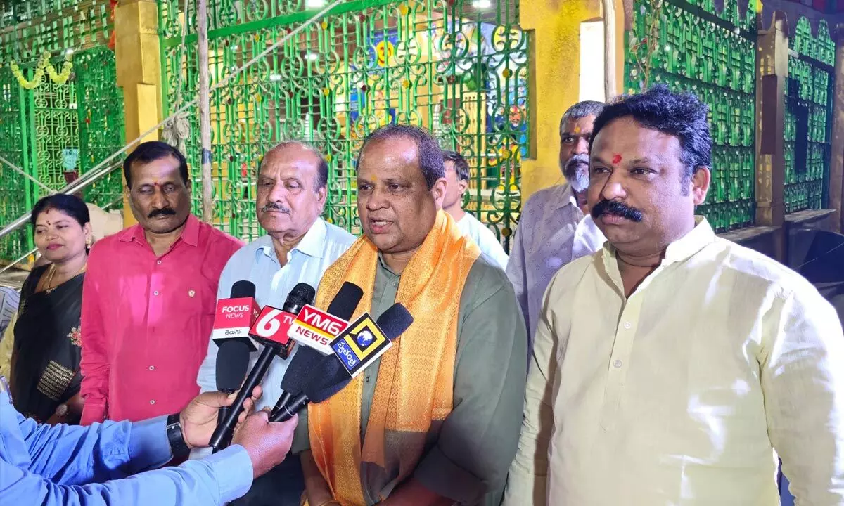 Contested MLA Ganesh congratulated newly elected commu members of Mahamkali temple