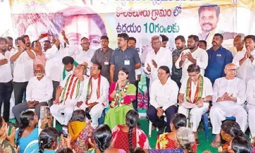 APCC president Y S Sharmila addressing Rajanna Rachhabanda programme at Kolakaluru in Guntur district on Thursday