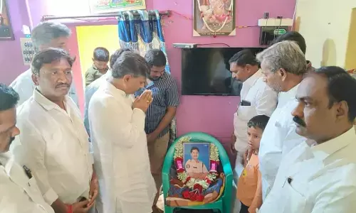 Jana Sena state secretary assures kin of constable died in smugglers attack