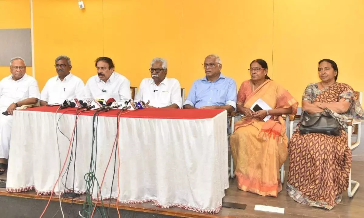 CPI State secretary K Ramakrishna and CPM State secretary V Srinivasa Rao addressing the media in Vijayawada on Friday. Other leaders of the Left parties are also seen.