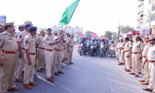 Narasaraopet: SP urges riders to wear helmet