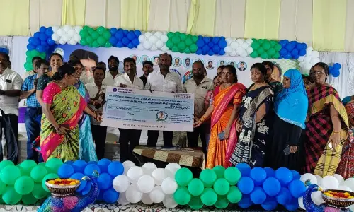 Amanchi Krishna Mohan hands over YSR Asara Cheques at Karenchedu