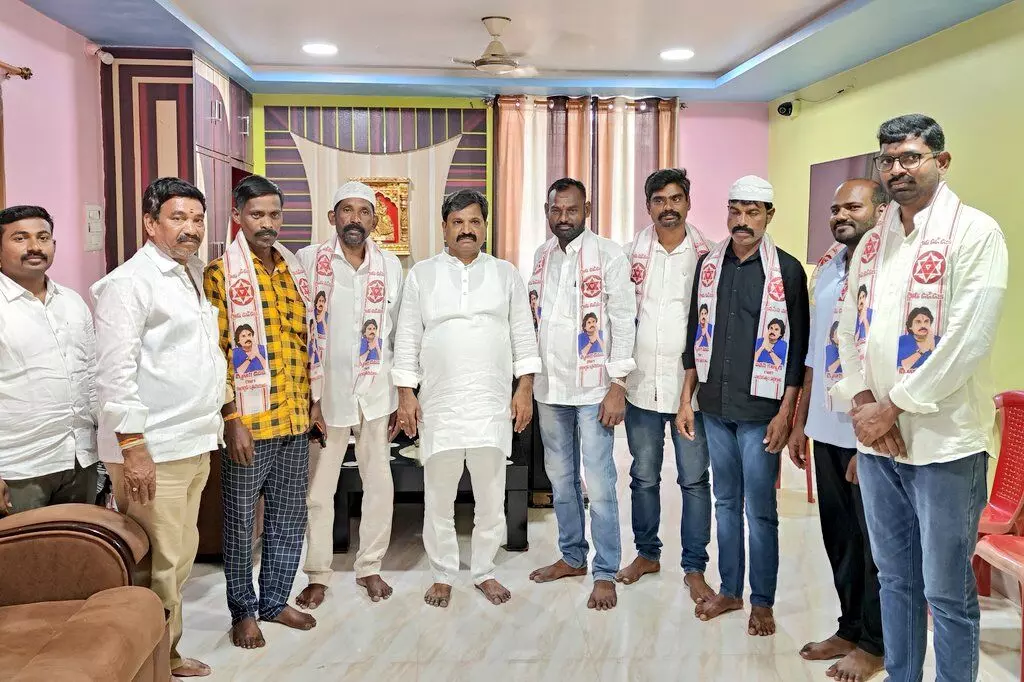 10 families from 36th Ward Kothapet of Dharmavaram joins Jana Sena
