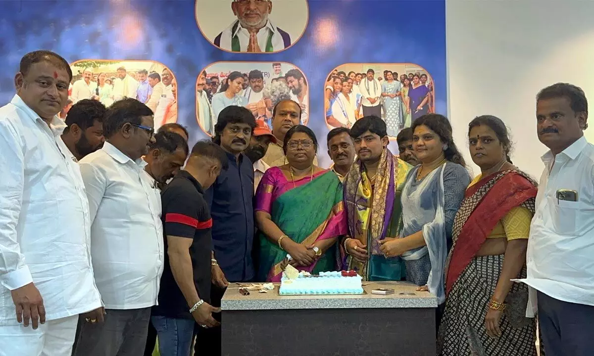 Elamanchili Municipal Chairman attends birthday celebrations of Karakavalasa Santosh Kumar in Vizag