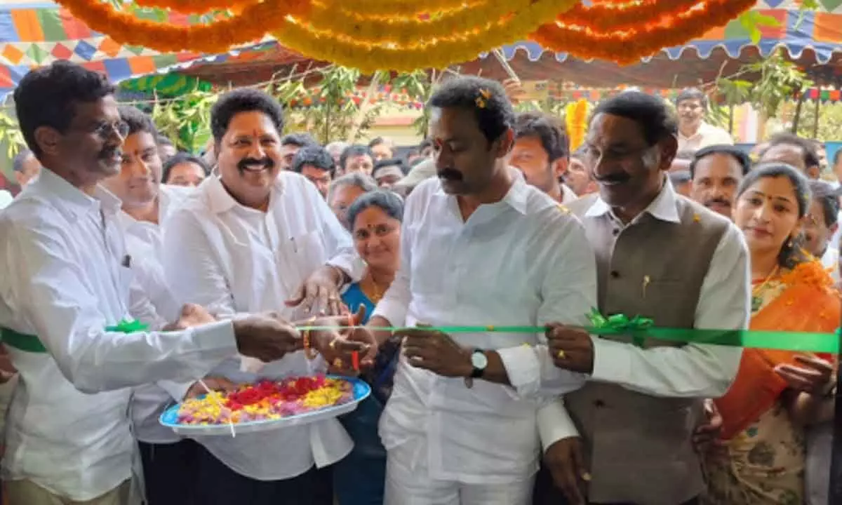 Minister Karumuri Venkata Nageswara Rao inaugurating the Yadava Welfare Community Hall in Eluru on Sunday
