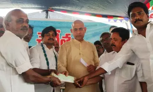 Minister Chelluboina Srinivasa Venugopala Krishna distributing financial assistance to handloom workers at a meeting in Muramanda on Sunday