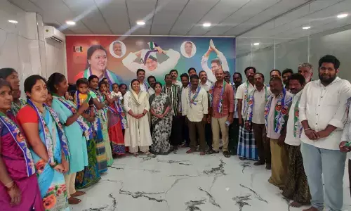 Families in Chaudeshwari Colony ward joins YSRCP in Hindupur