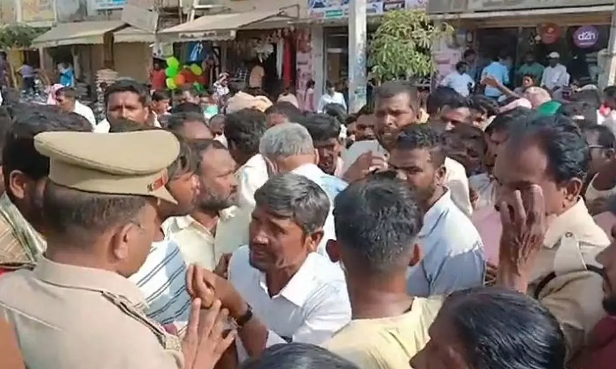 Groundnut farmers in heated debate with the police in Achampet as part of their protest demanding minimum support price for Groundnut corp