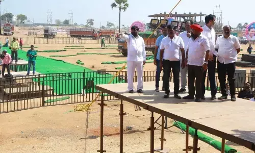 Former Minister and Suryapet MLA Jagadish Reddy giving final instructions to party members for arrangements of KCR’s meeting