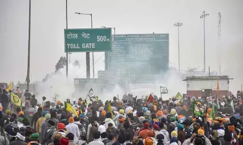Delhi Chalo farmers try to break roadblocks