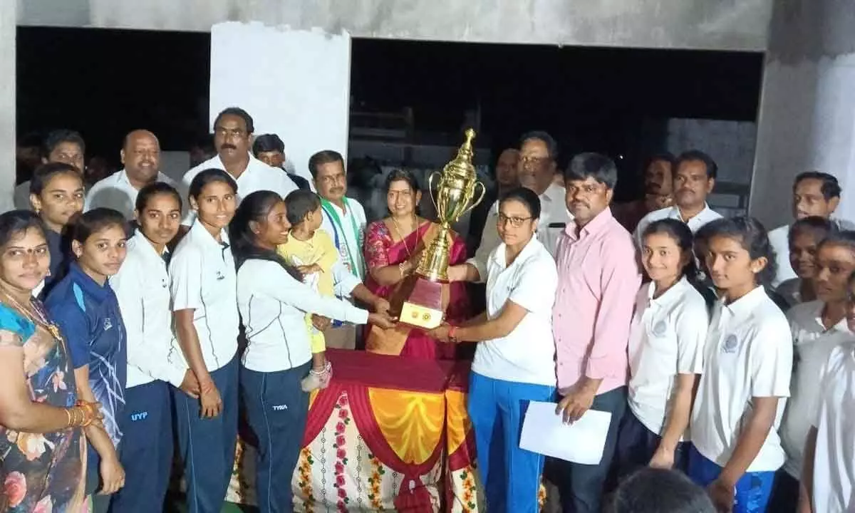 Taneti Vanitha congratulated Devarapalli team for getting second place in Aadudam Andhra