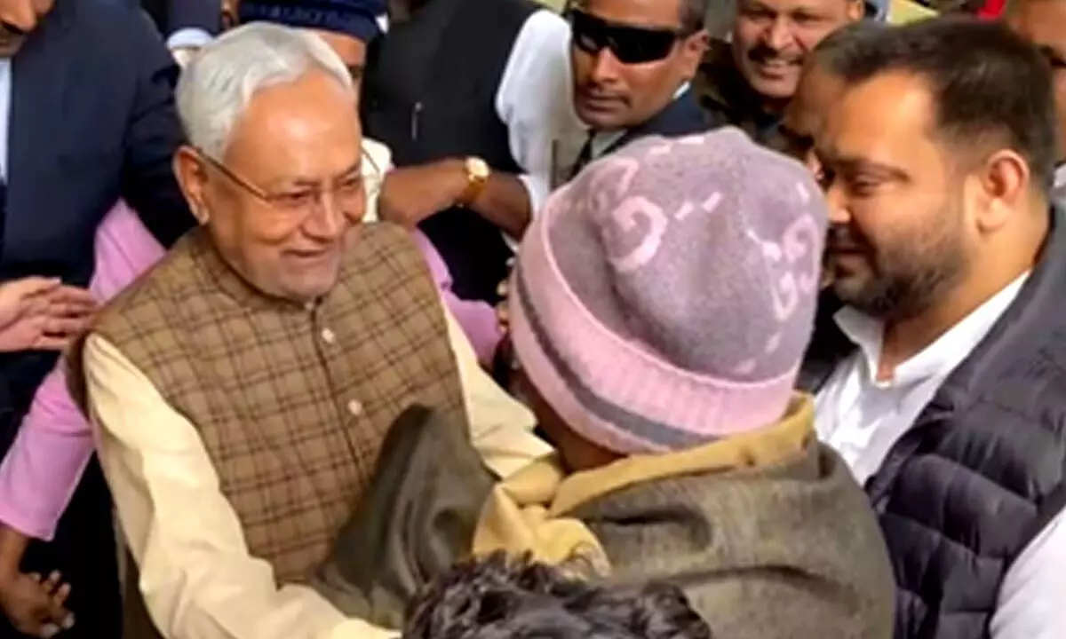 Days after ditching Grand Alliance, Nitish exchanges pleasantries with Lalu