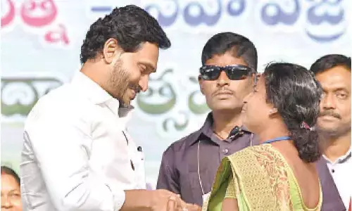 Phirangipuram: Jagan presents cash awards to best secretariat volunteers