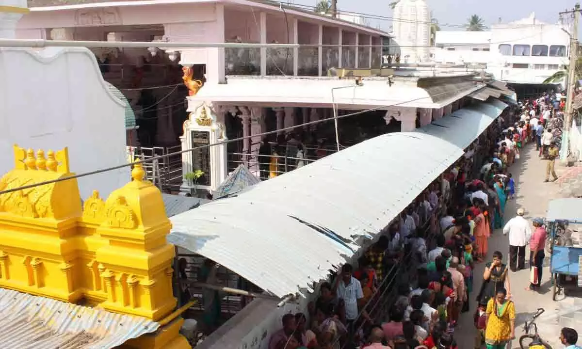 Srikakulam: Donor passes & special tickets holders fail to witness celestial event