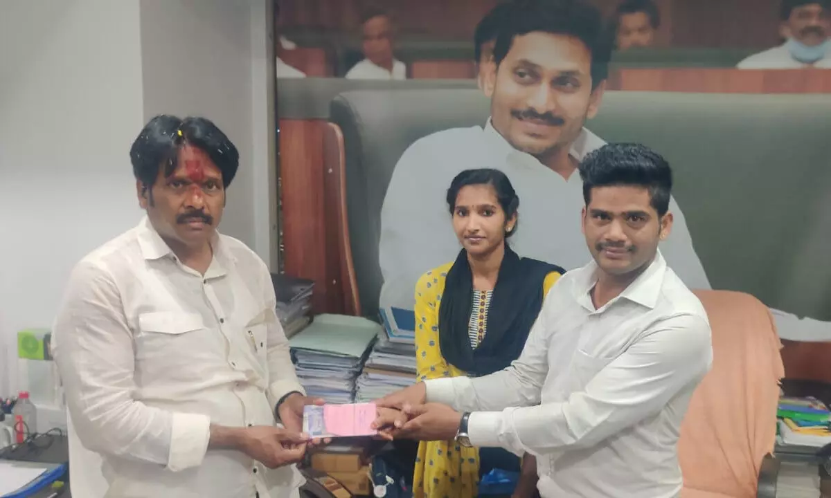 MVV Satyanarayana extends financial assistance to woman in Visakhapatnam