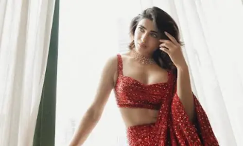 Samantha wonders in a red saree