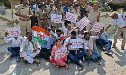 Visakhapatnam: Congress party stage a dharna