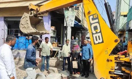 Daily mess! Commuters hassled by traffic snarls on Mehdipatnam-Shaikpet stretch