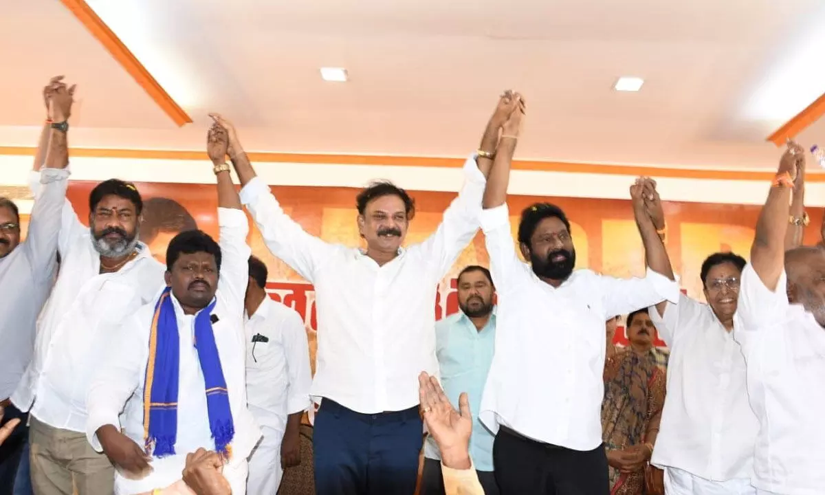 Former MLA Tadisetty Venkata Rao, former deputy mayor and his brother Tadisetty Murali Mohan along with their followers in Guntur on Monday