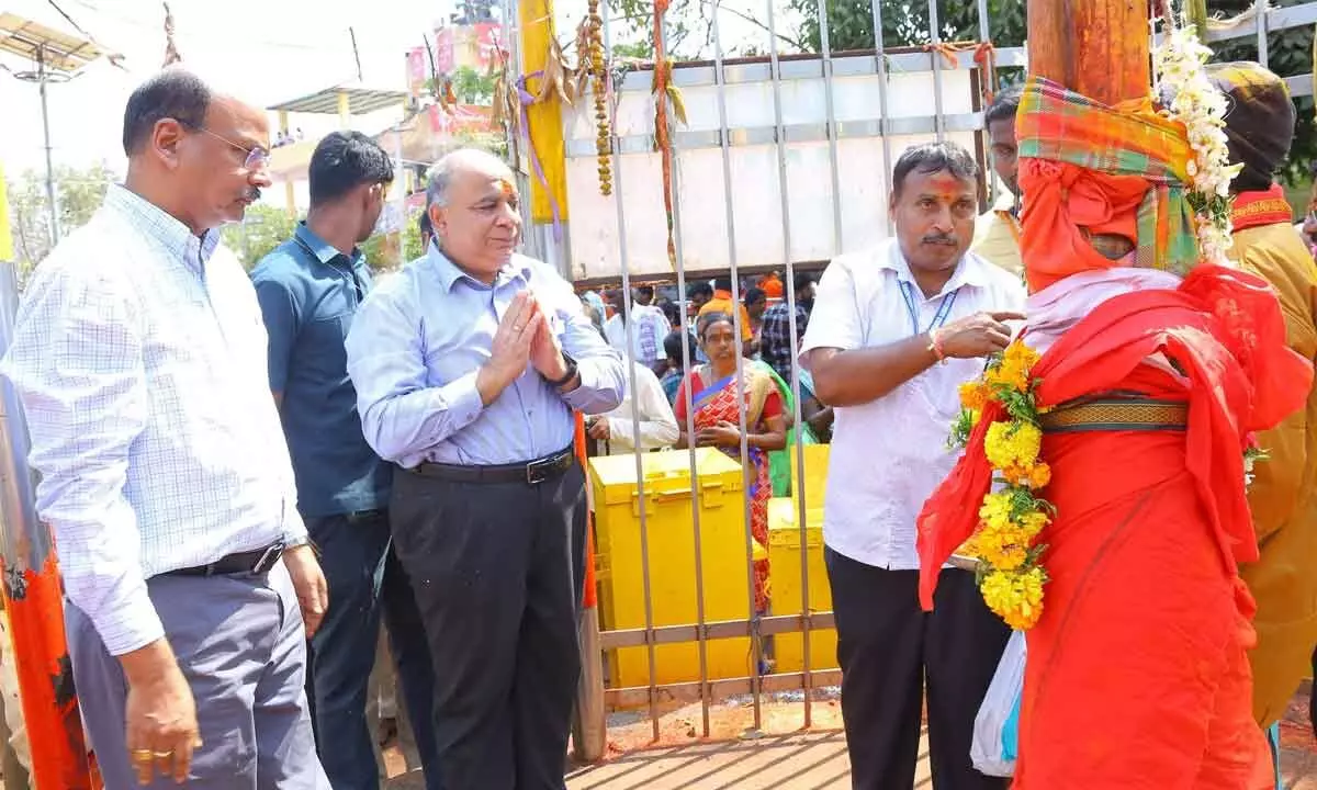 DGP Ravi Gupta visits Sammakka Saralamma Jatara