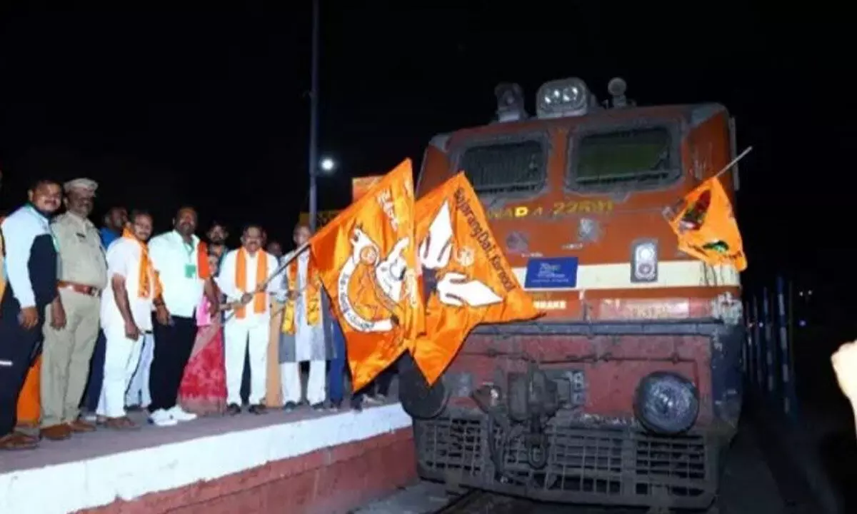 VHP leader Nandi Reddy Sai Prasad flagging off the special train heading to Ayodhya in Kurnool on Monday