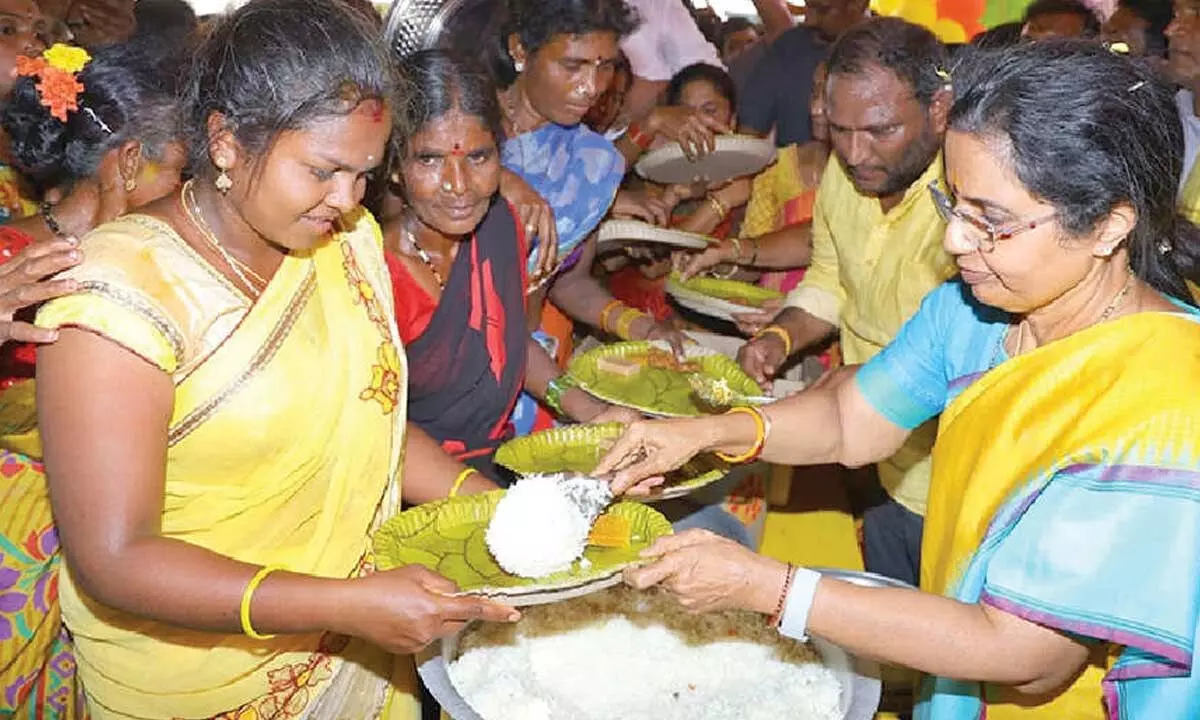 TDP chief N Chandrababu Naidu’s spouse Bhuvaneswari serving food to people after inaugurating it at Gudupalle in Kuppam constituency on Tuesday