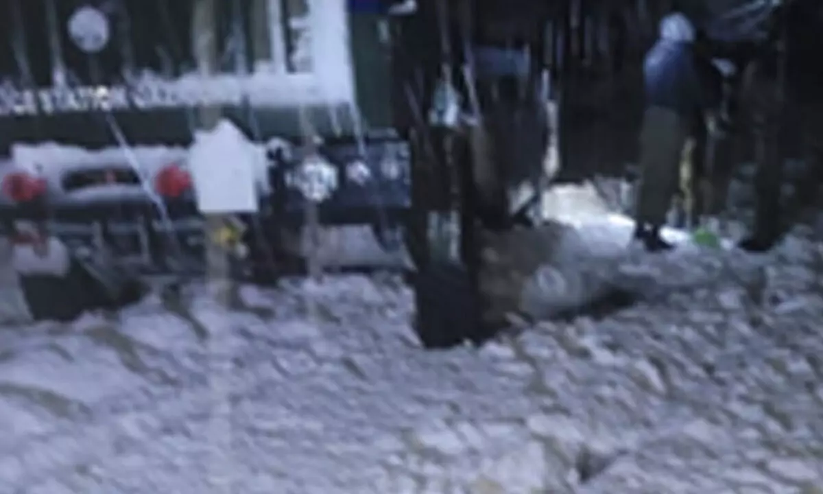 J&K Police evacuates critically-ill child amid heavy snow in Kulgam