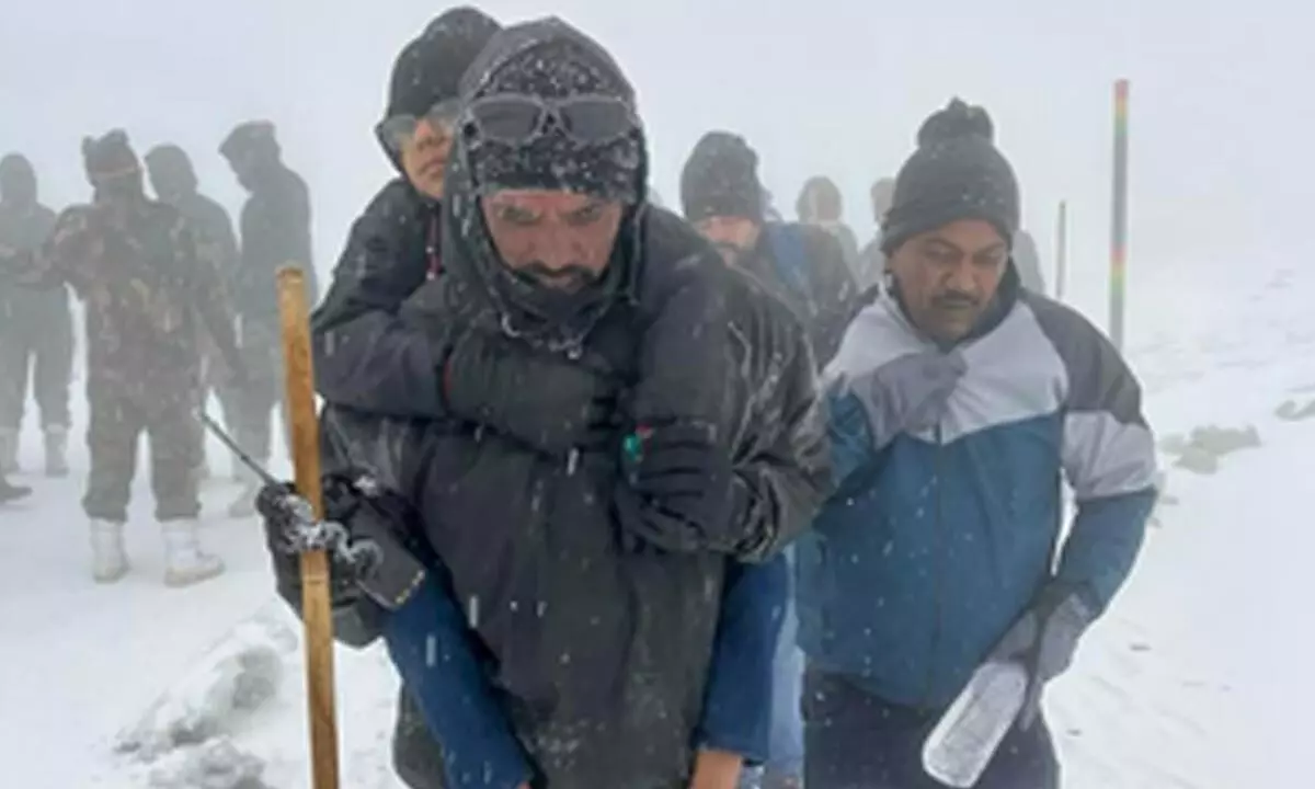 Army rushes to aid 500 tourists stranded after sudden snowfall in Sikkim