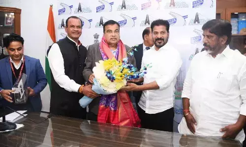 Chief Minister Revanth Reddy, Deputy Chief Minister Bhatti Vikramarka and Roads and Buildings Minister Komati Reddy Venkata Reddy greeting Union Minister Nitin Gadkari in New Delhi on Tuesday