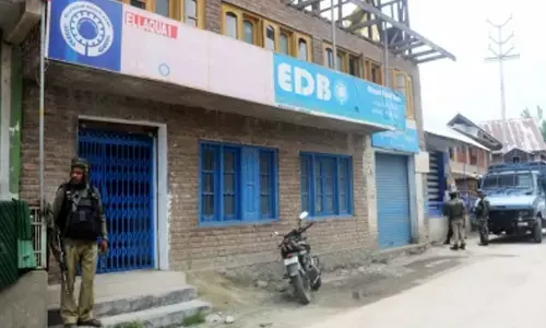 Bank manager in J&Ks Pulwama runs off with Rs 33 lakh