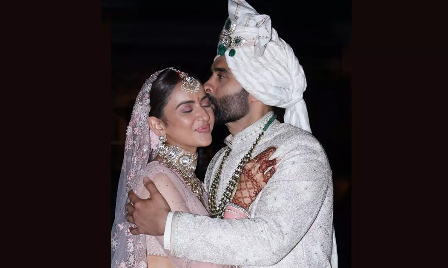 Jackky Bhagnani Kisses Rakul Preet After Their Dreamy Wedding, Check Out Their Lovely Moments with Paparazzi!