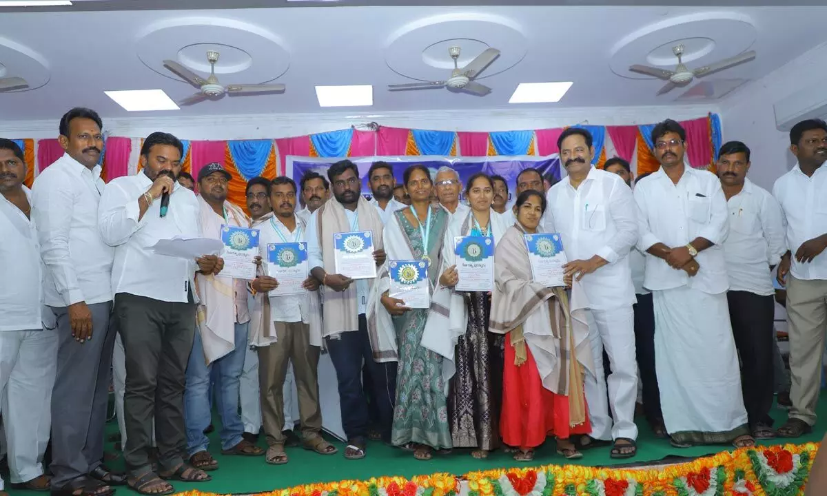 Bolla Brahmanaidu participates in Volunteer Vandanam in Vinukonda