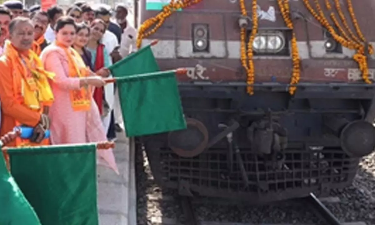 MP Poonamben Maadam bids farewell to Rambhakts by flagging off Aastha Train