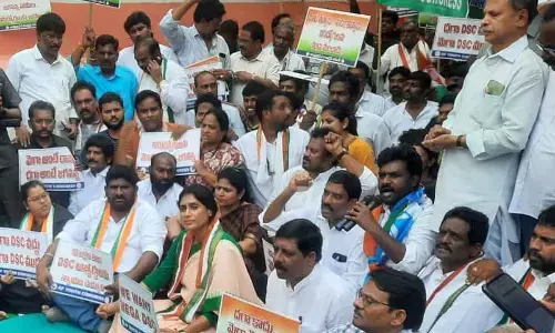 Congress begins dharna at Congress office