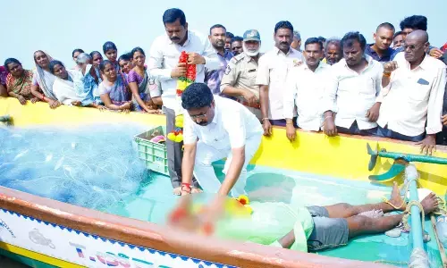 Audimulapu Suresh assures support to kin of Kanna Venkateshwarlu