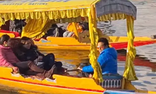 Sachin Tendulkar pays obeisance at Hazratbal, Shankaracharya temple in Srinagar; takes Shikara ride