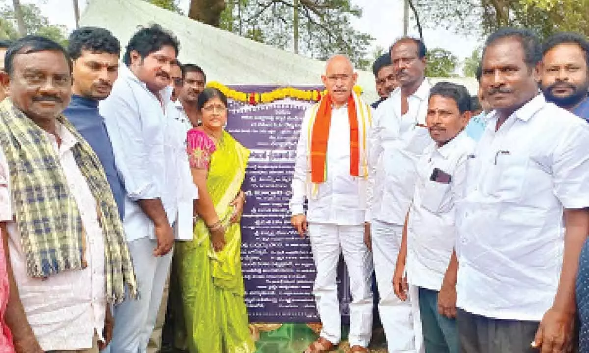 Minister Chelluboina Srinivasa Venugopala Krishna laying foundation stone for internal road works at Kadiyam on Thursday