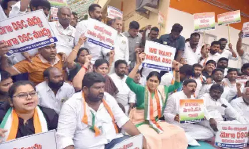 Sharmila lambasts YSRCP govt for betraying youth