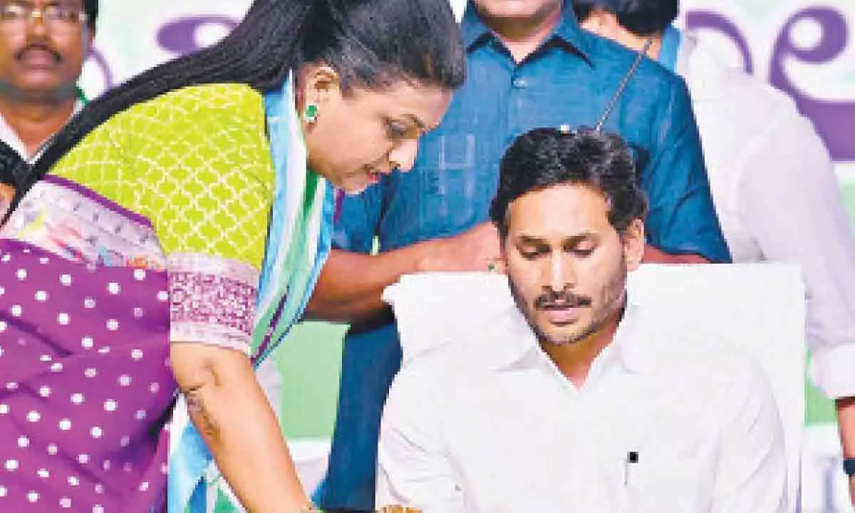 Tirupati: Cut in electricity charges to power loom industry may bolster support to YSRCP