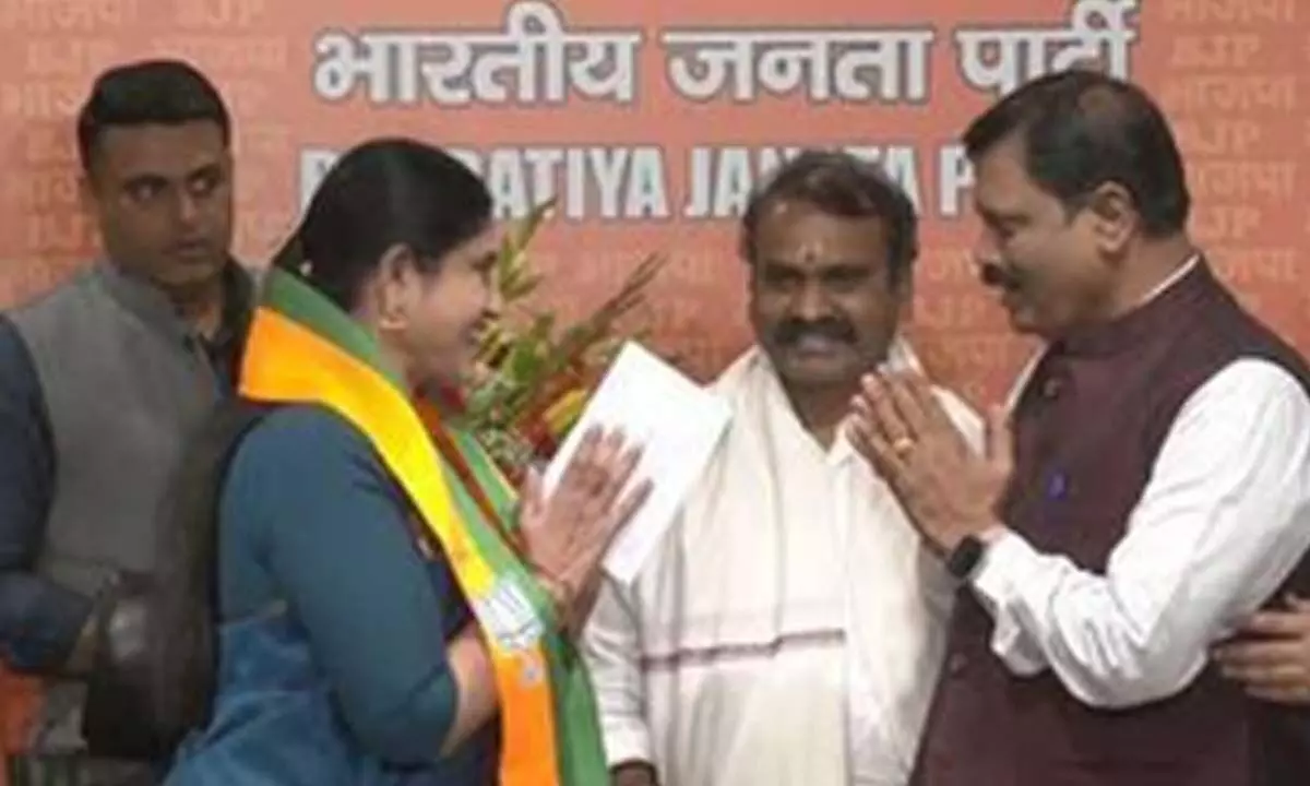 Tamil Nadu Congress MLA Vijayadharani joins BJP