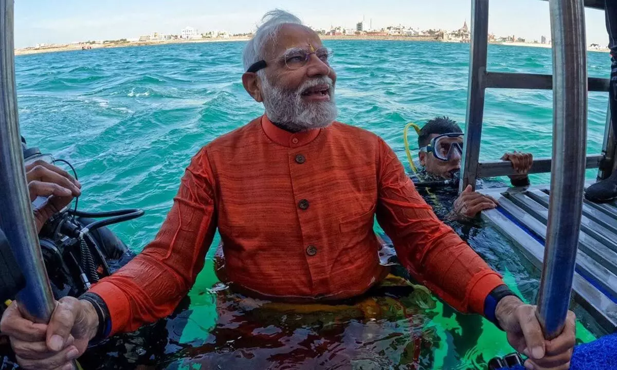 PM Modis deep sea dive into submerged Dwarka, performs underwater puja