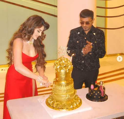 Urvashi Rautela's Rs 3 Crore Birthday Cake Raises Eyebrows: Yo Yo Honey  Singh's Lavish Gesture