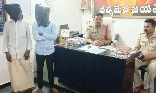 CI K Murali Mohan producing the kidnappers before the media in Pathikonda on Sunday