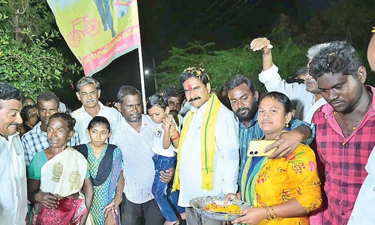 Devineni Uma Maheswara Rao taking part in ‘Babu Surety-Bhavishyattuku Guarantee’ campaign in Pydurupadu in Vijayawada rural mandal